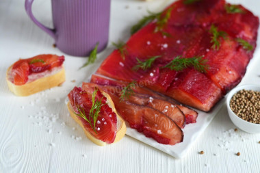 Gravlax of salmon with beetroot