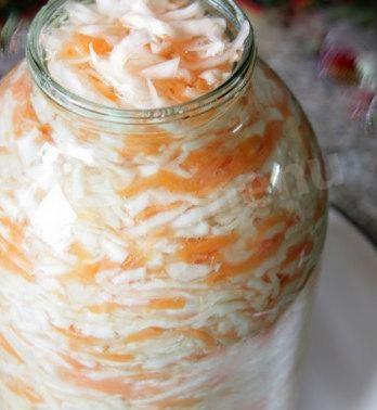 Sauerkraut with sweet pepper and cumin without vinegar