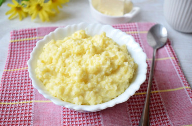 Millet in a slow cooker with milk