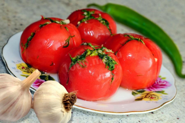 Lightly salted tomatoes with garlic and herbs