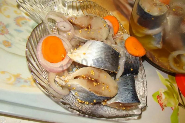 Herring slices in mustard marinade at home