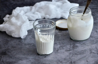 Homemade sour cream made from milk