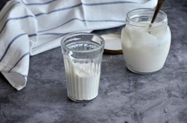 Homemade sour cream made from milk