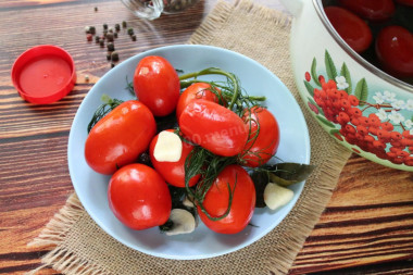 Soaked tomatoes in a saucepan for winter