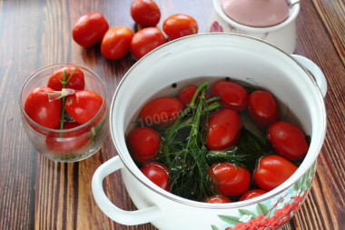 Soaked tomatoes in a saucepan for winter