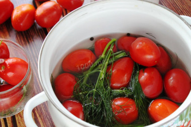 Soaked tomatoes in a saucepan for winter