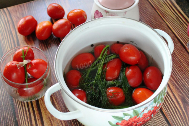 Soaked tomatoes in a saucepan for winter