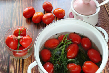 Soaked tomatoes in a saucepan for winter