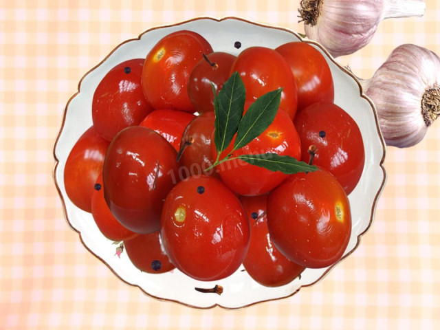 Pickled tomatoes with mustard and cloves