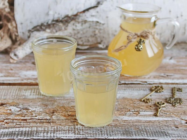 Birch sap kvass with raisins, brown sugar and bread