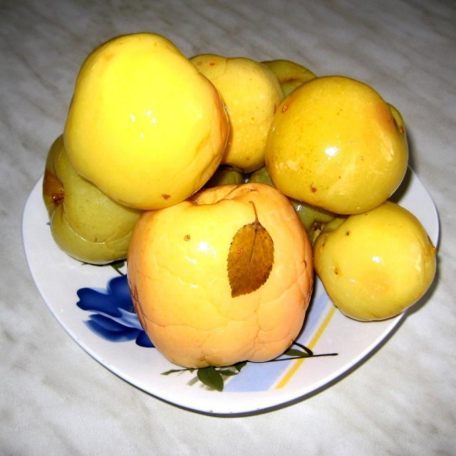 Soaked apples with mustard