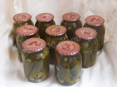 Pickled cucumbers crispy in liters cans