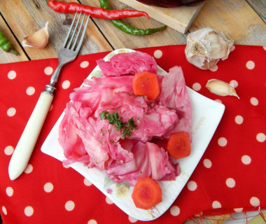 Pickled cabbage with beetroot and garlic quick