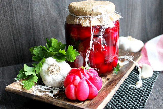 Marinate garlic with beetroot