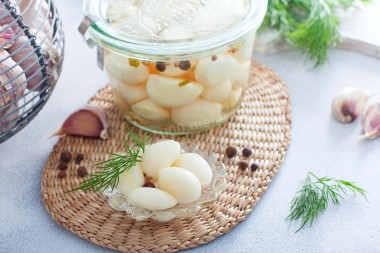 Pickled garlic for winter without vinegar