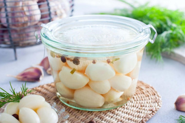 Pickled garlic for winter without vinegar