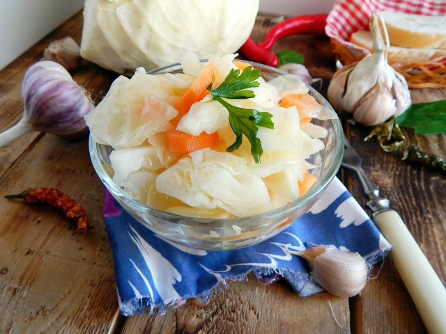 Cabbage pickled with slices of instant cooking