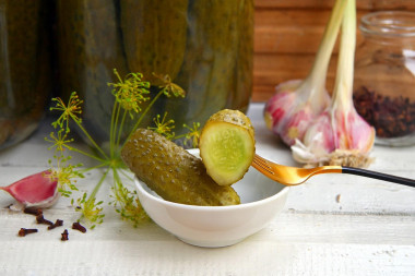 Crispy pickled cucumbers with citric acid for winter