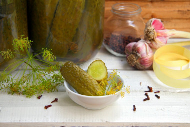 Crispy pickled cucumbers with citric acid for winter