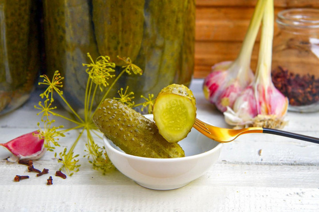 Crispy pickled cucumbers with citric acid for winter