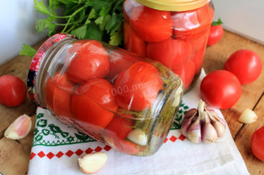 Pickled tomatoes in liter jars for winter