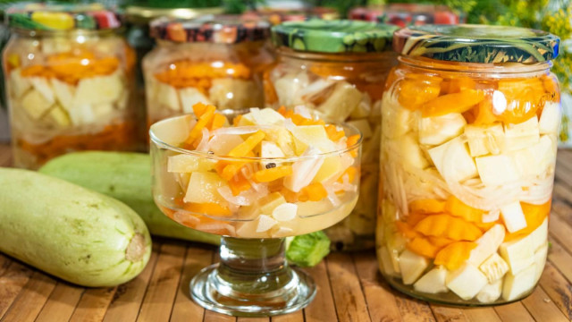 Marinated crispy zucchini with carrots for winter