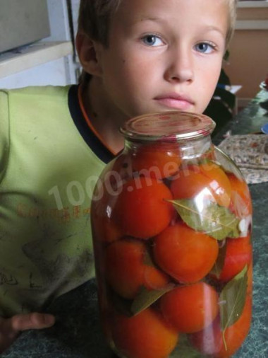 Canned pickled tomatoes with garlic for winter