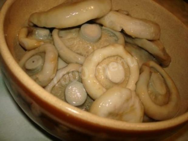 Pickled pears in vinegar and salt