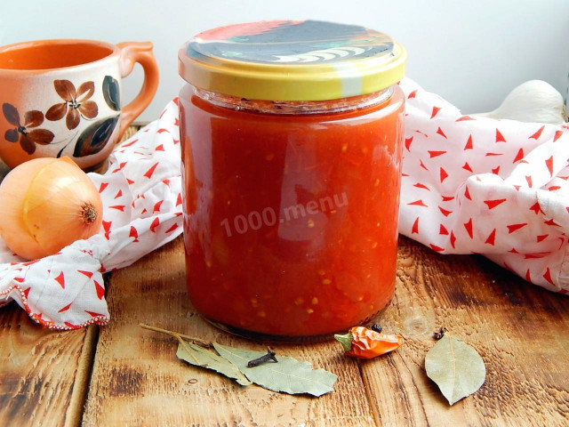 Tomato sauce with onions for winter