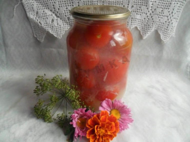 Tomatoes in the snow with garlic for winter