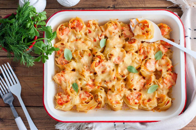 Stuffed large pasta with minced meat in the oven