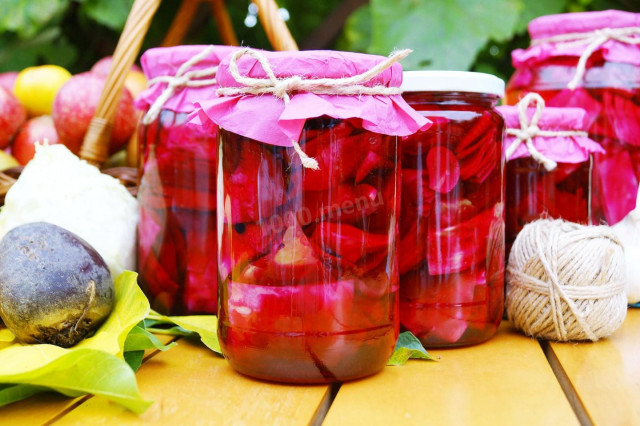 Cabbage with beetroot for winter in banks