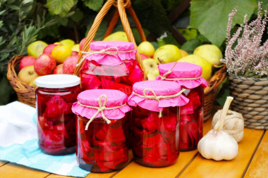 Cabbage with beetroot for winter in banks