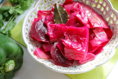 Cabbage with beetroot for winter in banks