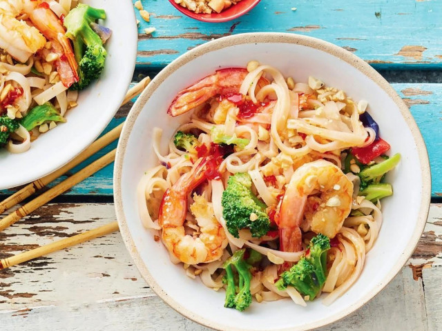 Wok noodles with shrimp and vegetables