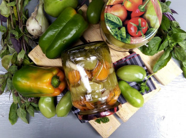 Canning of greens tomatoes for winter