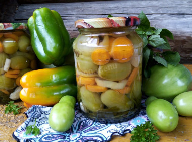 Canning of greens tomatoes for winter