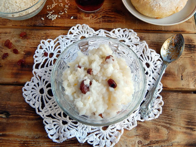 Rice kutya with raisins and honey