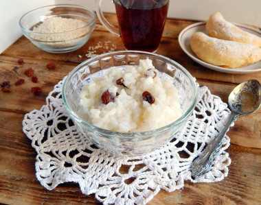 Rice kutya with raisins and honey