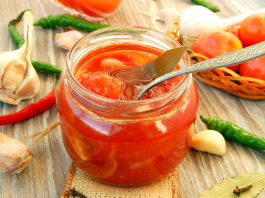 Tomatoes in tomato paste with garlic