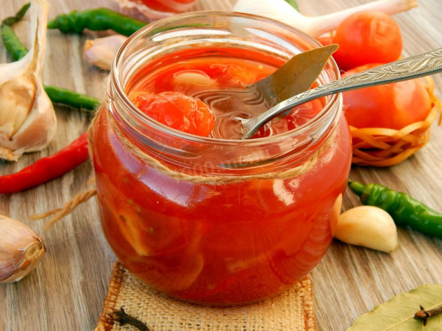 Tomatoes in tomato paste with garlic