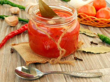 Tomatoes in tomato paste with garlic