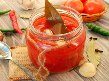 Tomatoes in tomato paste with garlic