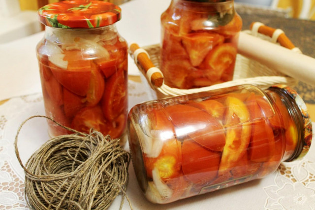 Tomatoes in jelly slices for winter