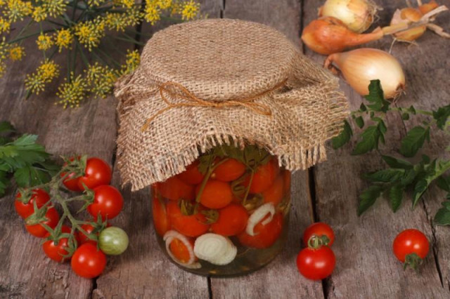 Cherry tomatoes with hot capsicum and garlic for winter