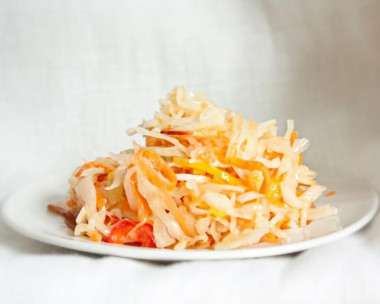 Cabbage with bell peppers and apples