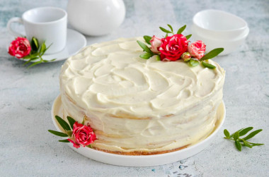 Sour cream cake in a frying pan