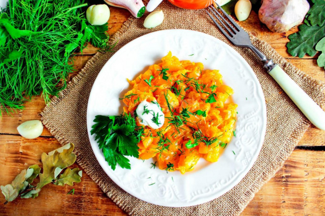 Pumpkin with garlic fried in a frying pan