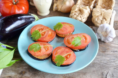 Fried eggplant with tomatoes and garlic