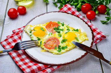 Scrambled eggs with tomatoes and onions